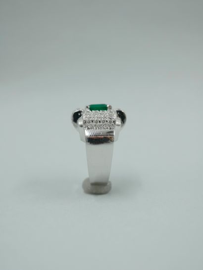 null 18K white gold Tank ring set with a 2.5ct emerald probably from Colombia in...