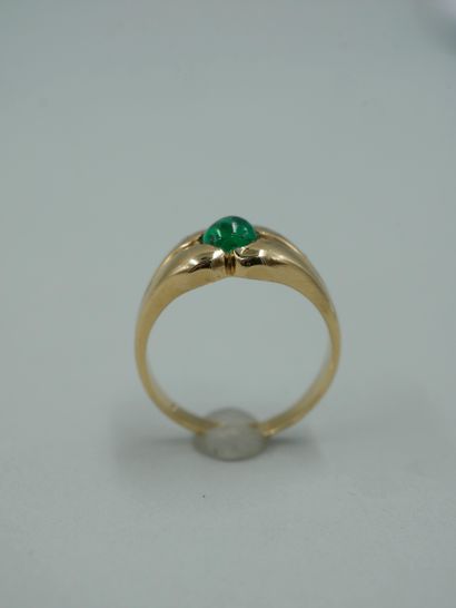 null 18k yellow gold ring with a gadroon pattern, set with an emerald cabochon -...