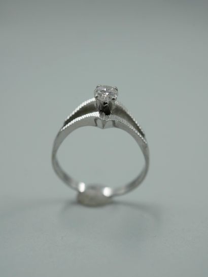 null Bague solitaire moderniste en or blanc 18k ornée d'un diamant central taille...