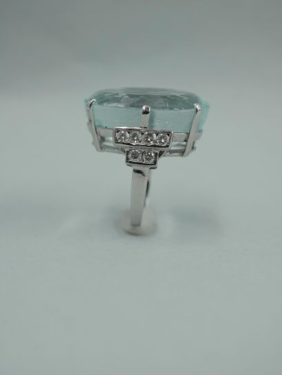 null 18K white gold and platinum ring set with a 41.59cts oval aquamarine and brilliant-cut...