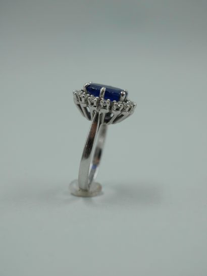 null 18k white gold pompadour ring set with a 2cts oval sapphire surrounded by brilliant...