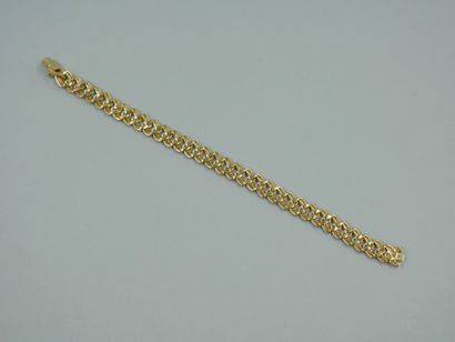 null Bracelet gourmette en or jaune 18K entièrement pavé de diamants en serti grains...
