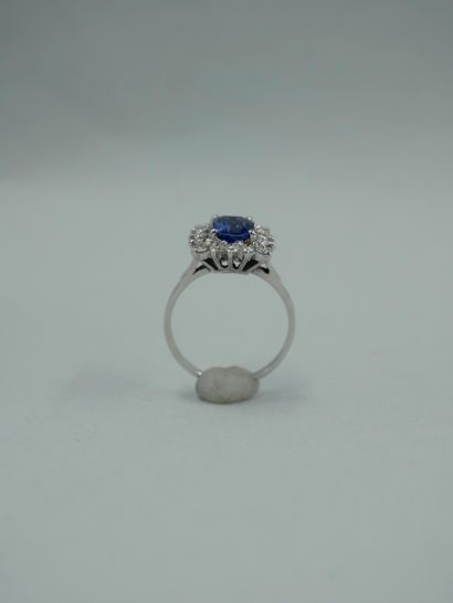 null Square pompadour ring in 18K white gold set with a 1.50ct cushion-cut sapphire...