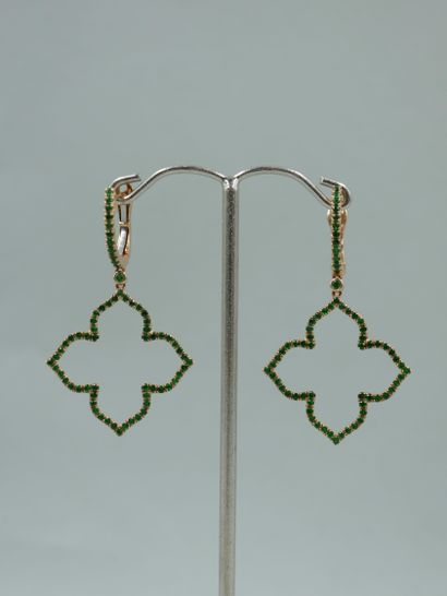 null Pair of 18K rose gold earrings with four-lobed clover motifs paved with tsavorites....