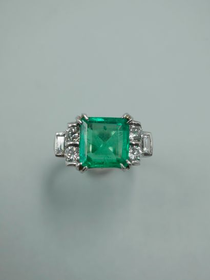 null 18K white gold ring set with a 2.79cts Colombian emerald and brilliant and baguette...