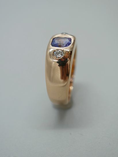 null Ring in 18k yellow gold set with a cushion-cut tanzanite and two old-cut diamonds...