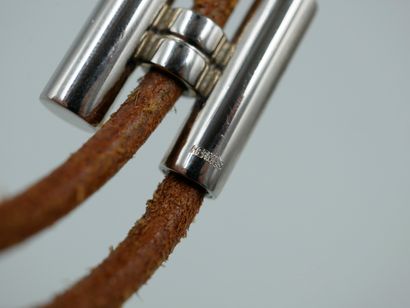 null HERMES Paris. Bracelet "Tournis" en cuir naturel et métal argenté. Signé.