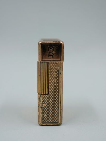null DUPONT. Lighter in gilded metal with points of diamond. Monogrammed MR. Height...