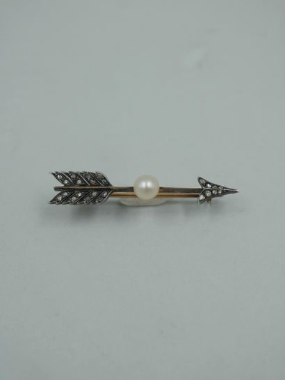 null Arrow brooch in yellow gold and silver, set with a button pearl and rose-cut...