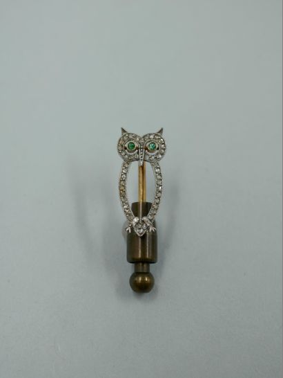 null 18k yellow gold openwork pin showing an owl paved with rose-cut diamonds, the...