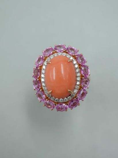 null Pompadour ring in 18K yellow gold set with a coral cabochon "angel skin" in...
