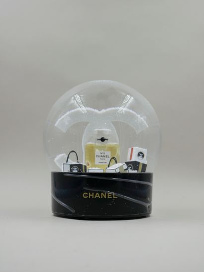 null 
CHANEL - Motorized XXL snow globe with logo and gifts of the house - H : 19...