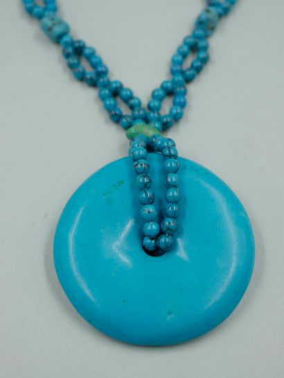 Turquoise disc Bi pendant held by a chain...