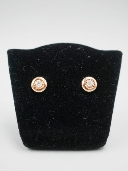 null Pair of 18k pink gold stud earrings each set with a 0.05cts brilliant cut diamond,...