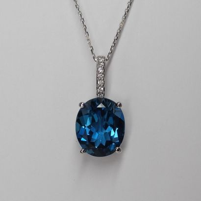 null Pendant in 18K white gold with an oval topaz Blue London of 6,00 cts, the hoop...