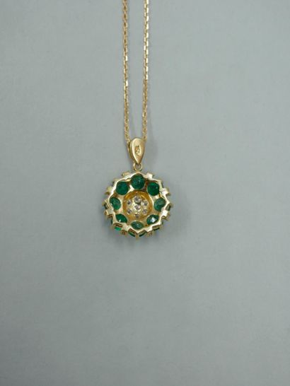 null 18K yellow gold flower pendant, the heart set with seven brilliant-cut diamonds,...