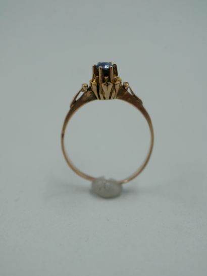 null Lot including an 18K yellow gold ring set with two pearl seeds. Period 1950...