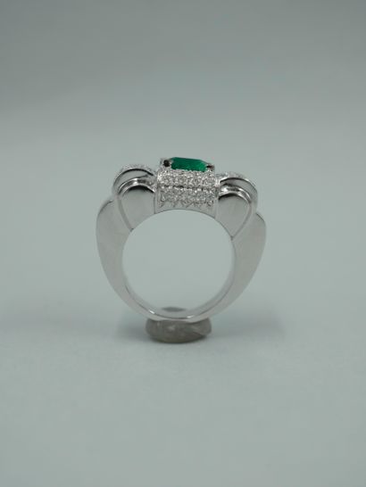 null 18K white gold Tank ring set with a 2.5ct emerald probably from Colombia in...