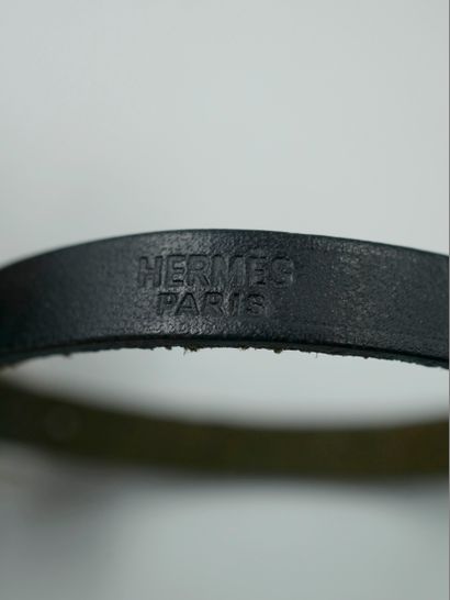 null HERMES Paris. Black leather "Hapi" bracelet, silver plated clasp. Length 18,5cm,...