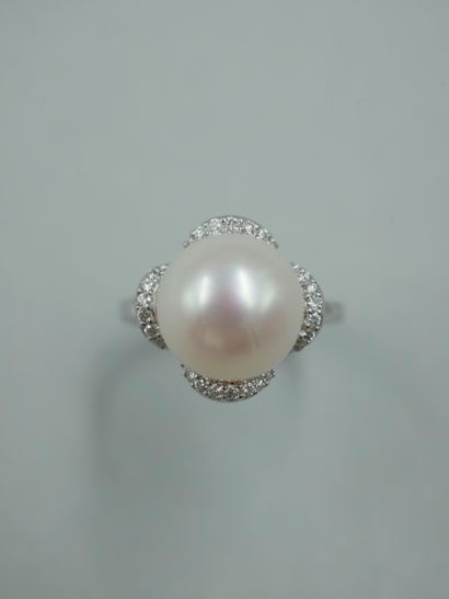 null 18K white gold flower ring, the heart set with a South Sea pearl of about 11mm...