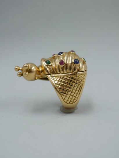 null Important ring in 18K yellow gold showing a snail set with sapphires, emeralds...