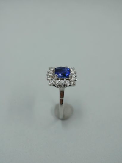 null Square pompadour ring in 18K white gold set with a 1.50ct cushion-cut sapphire...