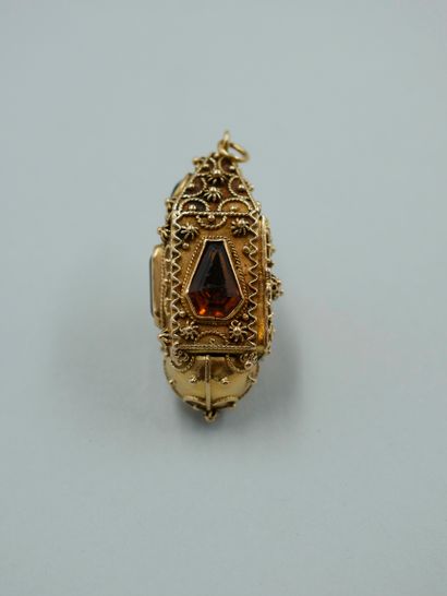 null Pendant in 18k yellow gold in the form of a Venetian lamp with filigree decoration...