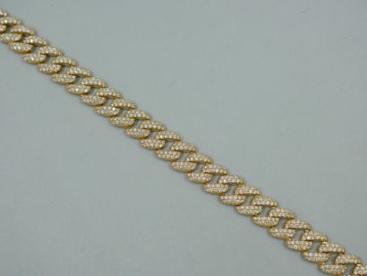 null Bracelet gourmette en or jaune 18K entièrement pavé de diamants en serti grains...