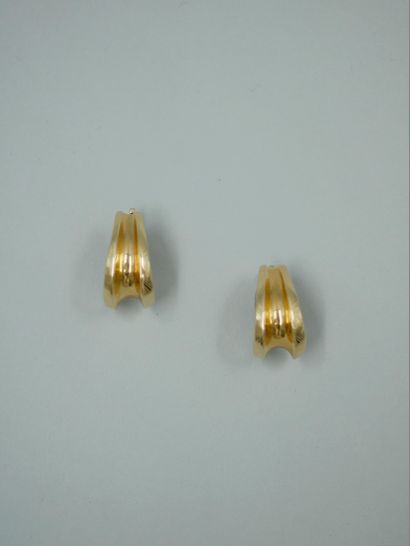 null 
CARTIER - Pair of 14K yellow gold flared ear clips. Signed - Length: 2.3cm...