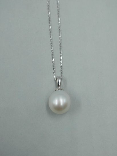 null Pendant in 18K white gold set with a South Sea cultured pearl of about 9mm diameter...