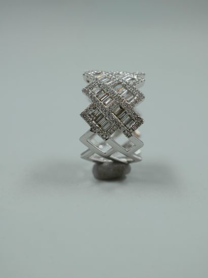 null Large 18k white gold ring with geometrical zigzags paved with brilliant cut...