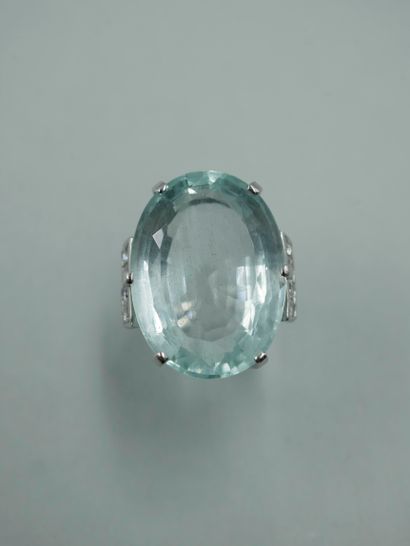 null 18K white gold and platinum ring set with a 41.59cts oval aquamarine and brilliant-cut...