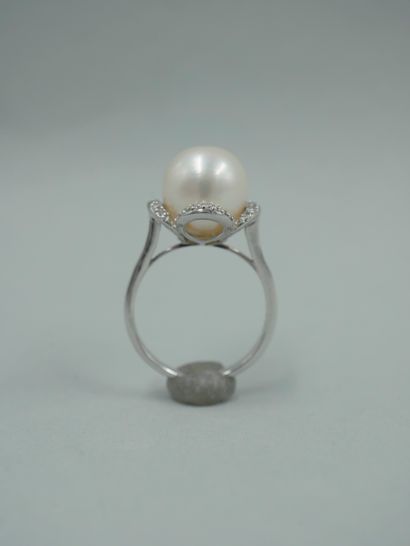 null 18K white gold flower ring, the heart set with a South Sea pearl of about 11mm...