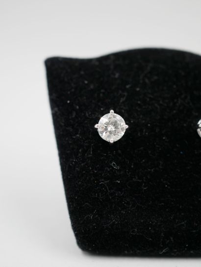 null Paire de clous d'oreilles en or blanc 18k sertis d'un diamant de 0,50cts environ...