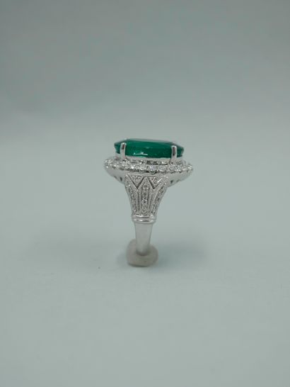 null 18K white gold ring set with an oval emerald, probably from Colombia, weighing...
