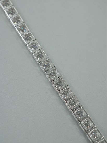 null River bracelet in 18k white gold entirely paved with brilliant-cut diamonds...