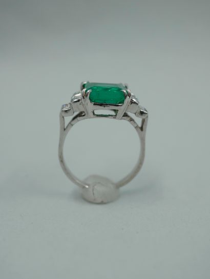 null 18K white gold ring set with a 2.79cts Colombian emerald and brilliant and baguette...