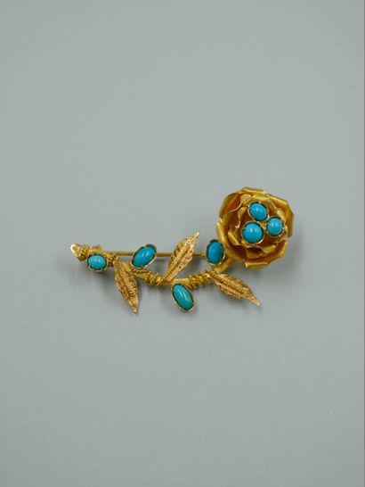 Brooch in 18k yellow gold showing a rose...