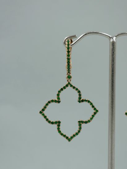 null Pair of 18K rose gold earrings with four-lobed clover motifs paved with tsavorites....