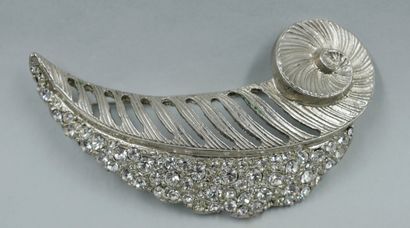null CHRISTIAN DIOR BOUTIQUE. Feather brooch in silver patina metal, openwork and...