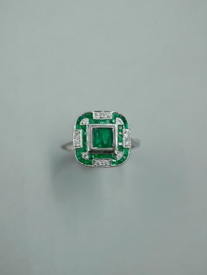 null Art Deco style ring in 18K white gold set with an emerald probably from Colombia...