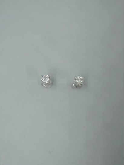 null Paire de puces d'oreilles en or blanc 18k chacune ornée de diamants taille brillant...