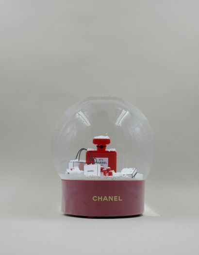 null 
CHANEL - Motorized XXL snow globe featuring the N°5 bottle - H : 19 cm.
