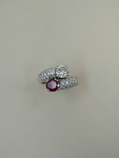 null Crossed ring in 18k white gold surmounted by a diamond of 0.90cts and an oval...