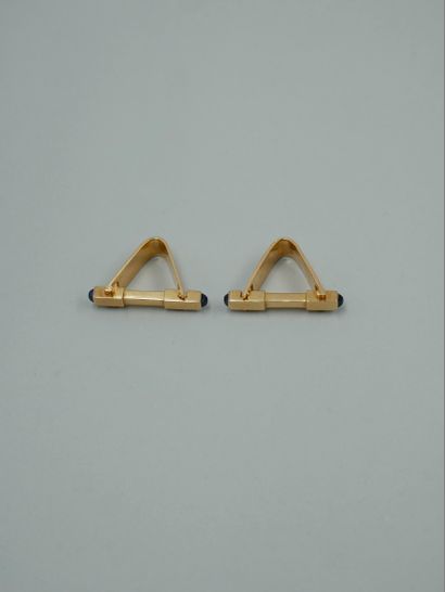 null Pair of cufflinks in 18k yellow gold, triangular shape, with patented SGDG push-button...