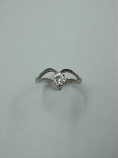 Modernist solitaire ring in 18k white gold...