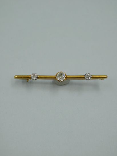 null Yellow gold line brooch set with three old cut diamonds. Length 5,50cm - PB...