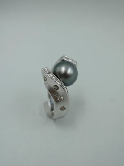 null Important 18K white gold volute ring set with a large Tahitian pearl of about...