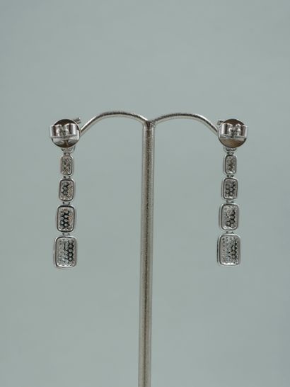 null Pair of mobile earrings in 18K white gold with quadrangular motifs in fall paved...