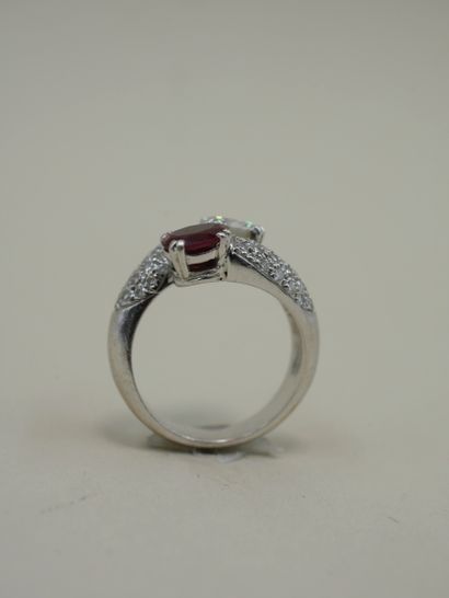 null Crossed ring in 18k white gold surmounted by a diamond of 0.90cts and an oval...